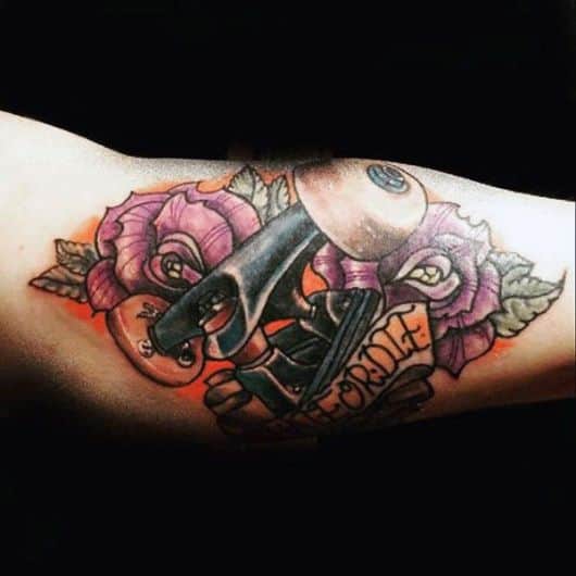 Tatuagem colorida de um truck com flores ao seu redor na parte interna do braço