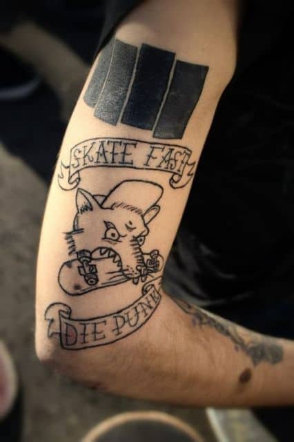 Tatuagem de um rato com um skate na boca e duas faixas em volta dele escrito "Skate Fast" e "Die Punk"