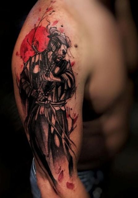 Tatuagem no braço de um samurai guardando sua espada enquanto anda em direção oposta ao sol