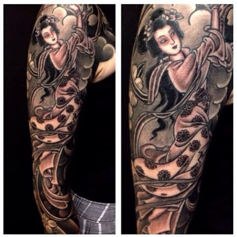 Tatuagem oriental feita com sombreamento no braço de um homem de uma jovem gueixa