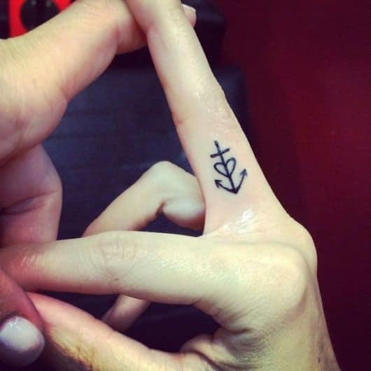 tatuagem de ancora dedo