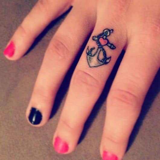 tatuagem de ancora dedo