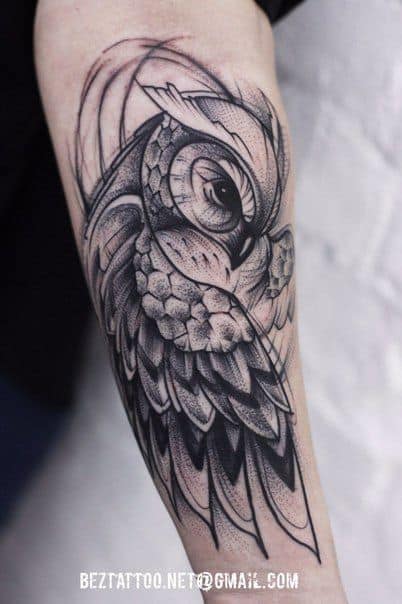 Tatuagem de uma coruja cobrindo seu próprio corpo com as asas