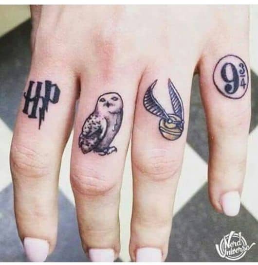 Quatro dedos de uma mão, cada um como uma tattoo diferente que faz referência ao Harry Potter. Em um dedo está a coruja do Harry.