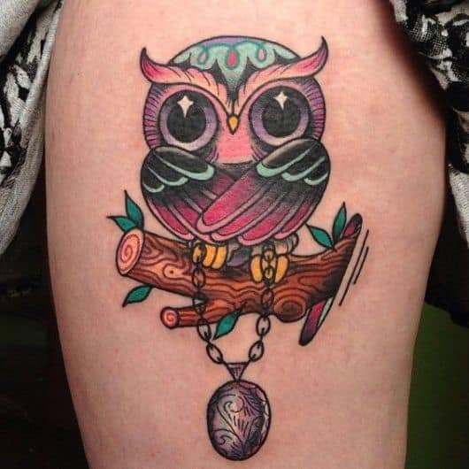 Tatuagem de uma coruja colorida com os olhos grandes e brilhantes e um relógio de pulso em suas patas