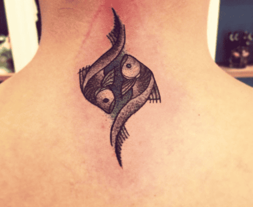 Tatuagem na nuca com o desenho de dois peixes iguais, mas um esta virado para cima e outro para baixo, ambos virados um para o outro 
