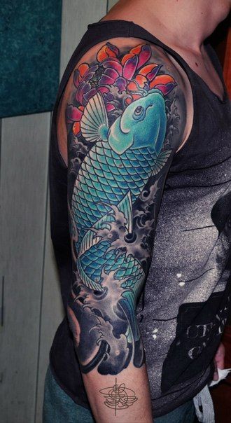 Tatuagem de carpa no estilo oriental nadando rio acima com ondas e flores ao seu redor 
