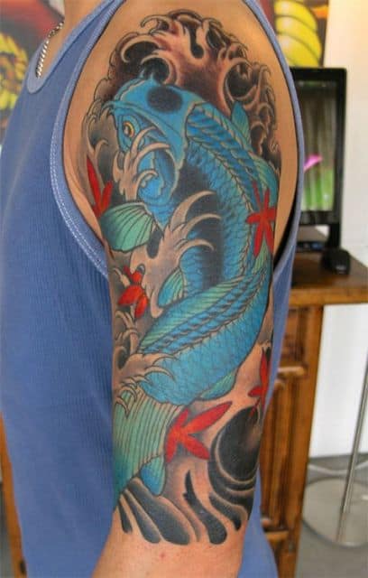 Tatuagem de carpa no estilo oriental com uma carpa azul em águas agitadas enquanto nada para cima 