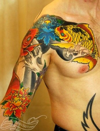 Tatuagem de carpa no estilo oriental que preenche a parte superior e parte do peito com duas carpas de cores contrastantes e uma flor de lótus entre elas 