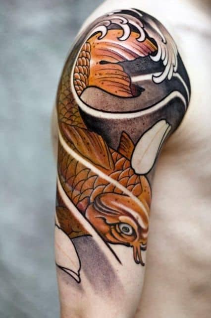 Tatuagem de carpa no estilo oriental feita na parte superior do braço nadando para baixo com o fundo preto 