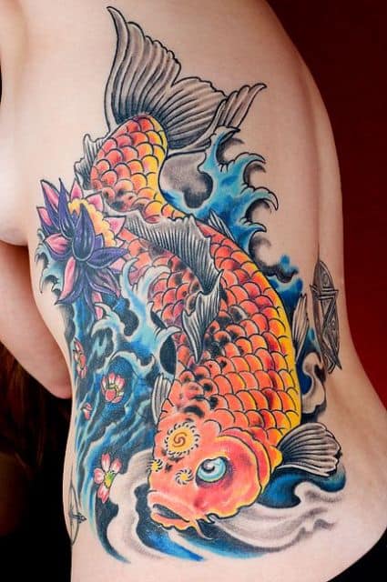 Tatuagem de carpa no estilo oriental feita na costela de uma mulher. Ela está nadando para baixo em um rio bravo enquanto flores caem ao seu redor. 