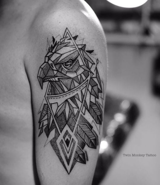 Tatuagem geométrica no ombro da cabeça de uma águia olhando para o horizonte 