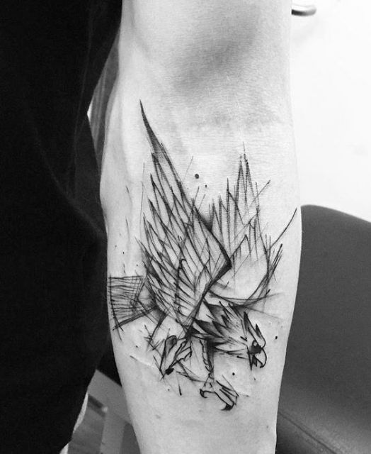 Tatuagem de águia feita no antebraço dando a impressão de um esboço de desenho
