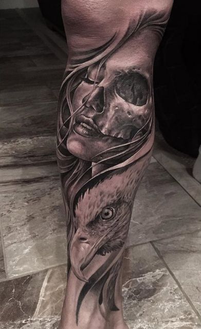 Tatuagem de uma águia ao lado de uma mulher com parte do rosto em forma de caveira feita em preto e branco na perna de um homem 