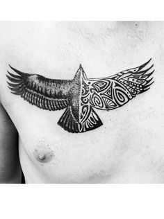 Tatuagem no peito de um homem com uma águia de asas abertas. Metade dela é feita com realismo e a outra metade no estilo tribal. 