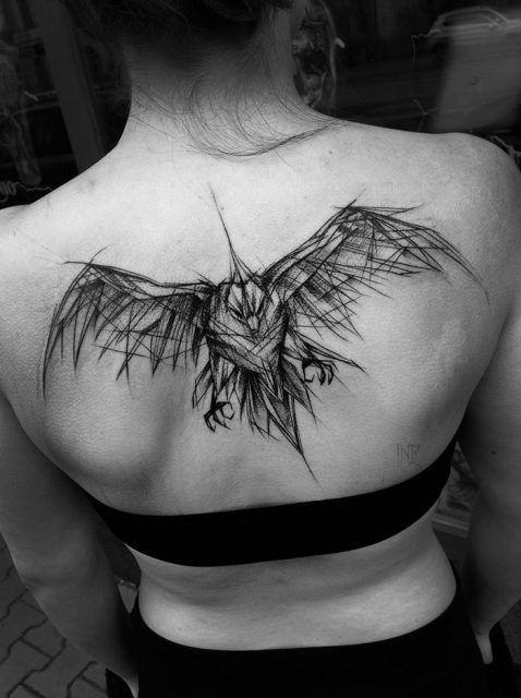 Tatuagem no centro das costas de uma mulher com o desenho de uma águia voando vista de frente feito como se fosse um esboço 