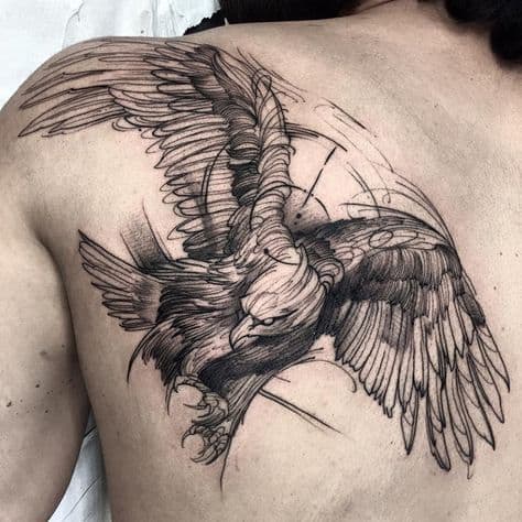 Tatuagem de águia na lateral das costas simulando o esboço de um desenho 