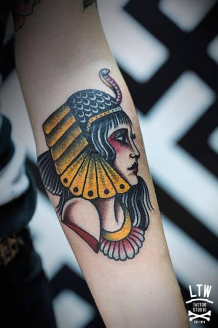 Tatuagem colorida de uma deusa egípcia feita no antebraço de uma mulher. 
