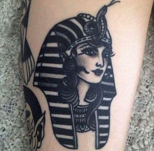 Tatuagem simples da cabeça de uma deusa egípcia feita em preto e branco. 