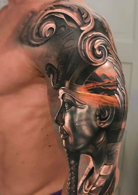 Tatuagem realista de uma esfinge vista de perfil. 