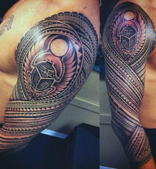 Tatuagem cobrindo o braço inteiro de um homem feita a partir de diversas formas e símbolos que compõem uma unidade. 