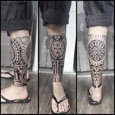 Foto de uma tatuagem maori na perna cobrindo a pele em 360º