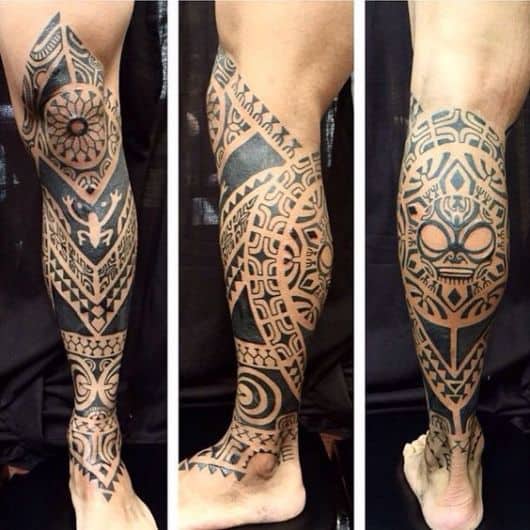 Tatuagem maori que vai do pé até o joelho de um homem com diversos símbolos como uma espécie de caveira e um sapo. 