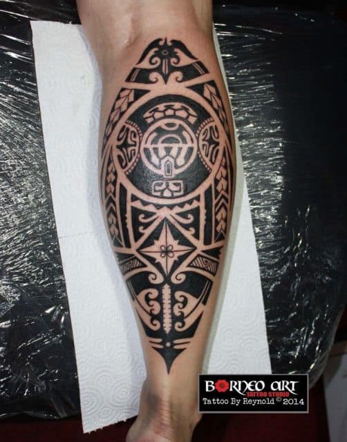 Tatuagem maori em formato arredondado feita na panturrilha