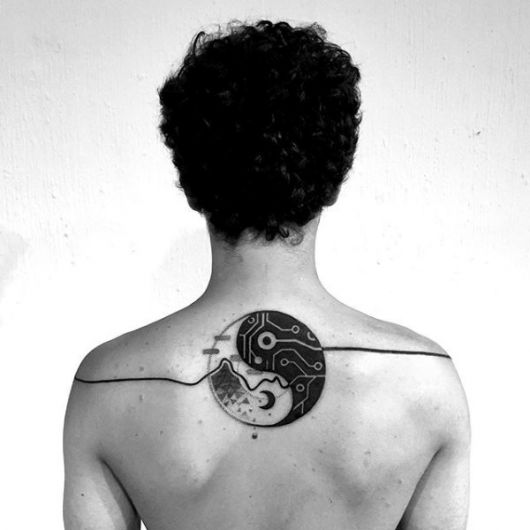 Tatuagem de Yin Yang criativa nas costas. Em um lado há uma paisagem natural e na outra há uma rede cibernética. 