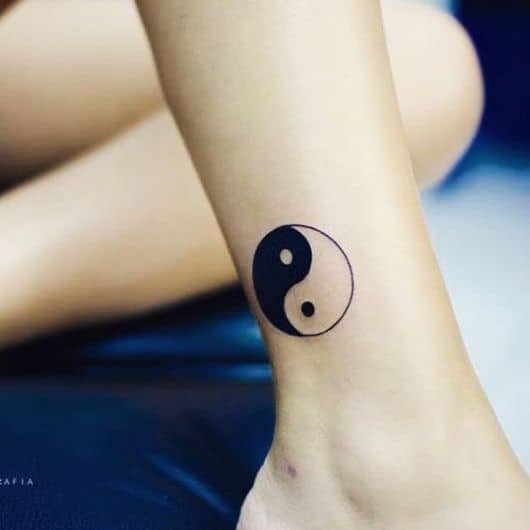 Tatuagem simples do símbolo do Yin Yang feita no tornoselo.