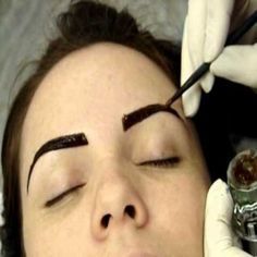 Mulher com henna nas sobrancelhas.