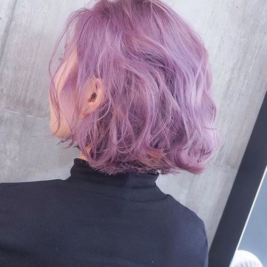 cabelo curto lilás