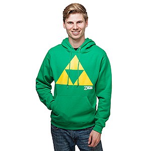 Homem vestindo um moletom de capuz com o logo do jogo Zelda. 