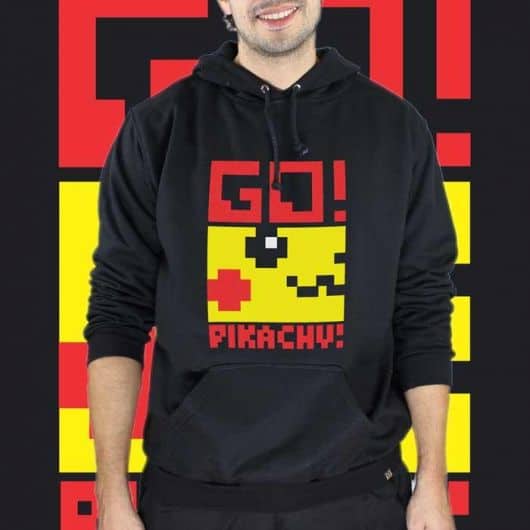 Moletom preto escrito "Go Pikachu" com uma imagem do Pikachu pixelizada. 