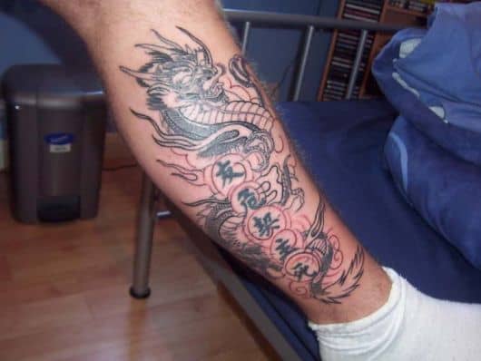 tatuagem de dragão na perna