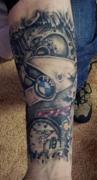 tatuagem de moto no braço