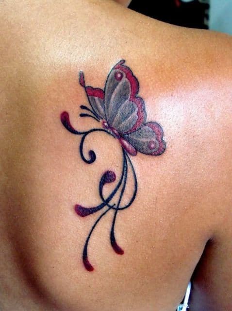 tatuagem feminina nas costas borboleta