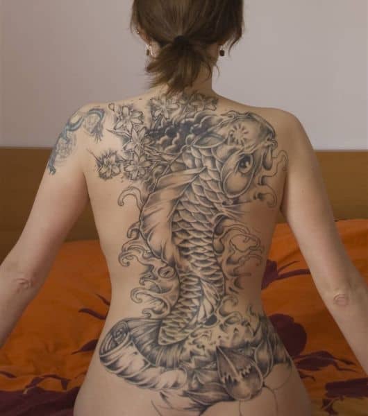 tatuagem feminina nas costas inteira