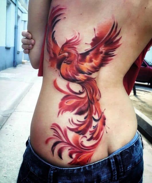 tatuagem feminina nas costas fênix