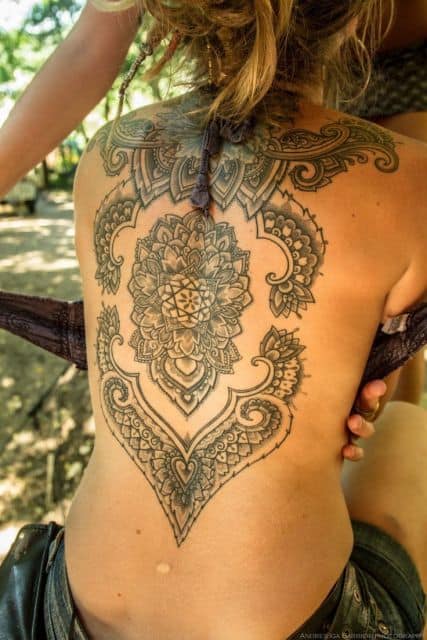 tatuagem feminina nas costas grande
