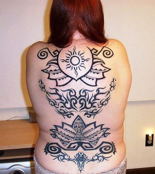 tatuagem feminina nas costas grande