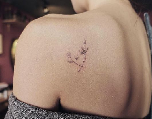tatuagem feminina nas costas delicada