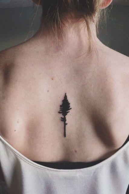 tatuagem feminina nas costas delicada