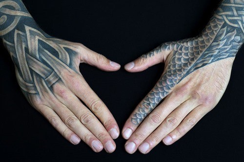 tatuagem tribal na mão
