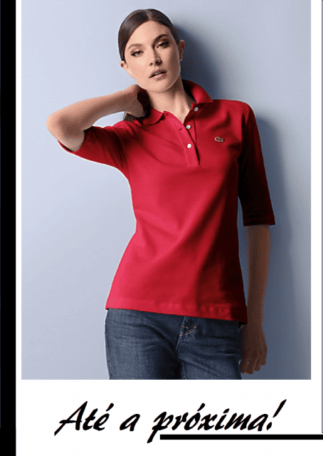Foto ilustração do post com modelo de camiseta vermelha e jeans azul.