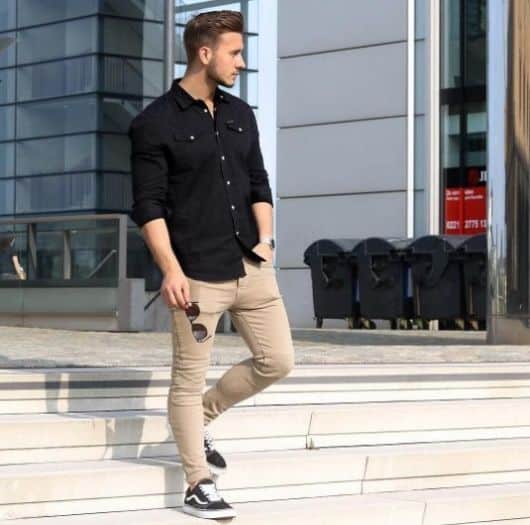 calça jeans preta masculina com camisa social