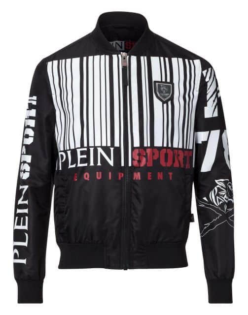 Foto de uma jaqueta de nylon masculina da Plein Sport com o nome da marca estampado na área da barriga e verticalmente no braço. 