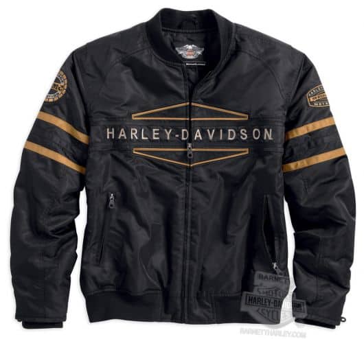 Foto de uma jaqueta de nylon masculina preta e dourada da Harley-Davidson com o nome da marca estampado na altura do peito.