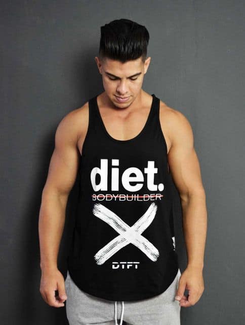 Homem usando uma regata cavada masculina para academia escura com a frase "diet. Bodybuilder".