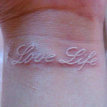 tatuagem branca escrita